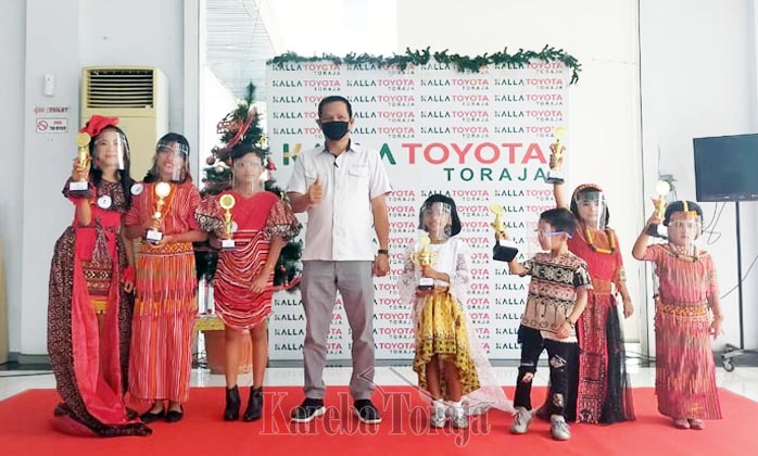 Peringati Hari Ibu, Kalla Toyota Toraja Gelar Lomba Fashion Show Tenun Toraja