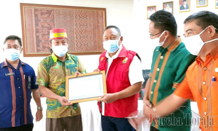 Pendeta yang Selalu Bawa Bibit Tanaman dalam Pelayanan Dapat Penghargaan dari Bupati Toraja Utara