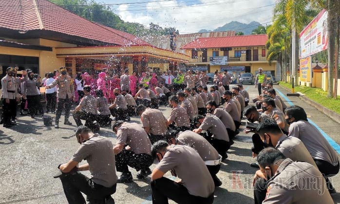 Naik Pangkat, 51 Personil Polres Tana Toraja Disiram Air Kembang