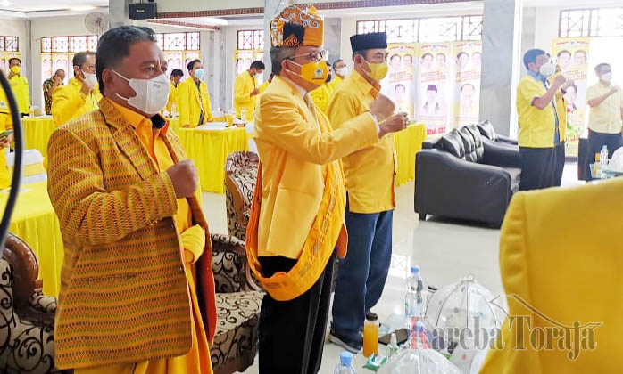 Hadiri Musda Golkar Toraja Utara, OmBas Kenakan Pakaian Serba Kuning, Pertandakah?