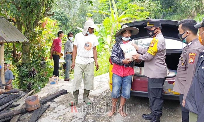 Polres Toraja Utara Melalui Polsek Sanggalangi Salurkan Bantuan kepada Korban Kebakaran Rumah di Sarira