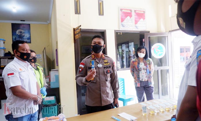 Kapolres dan Personil Polres Tana Toraja Jalani Tes Urine untuk Deteksi Narkoba