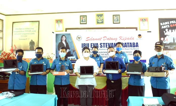 Eva Rataba Kembali Berikan Bantuan Peralatan Teknologi Informasi kepada SMP di Toraja Utara