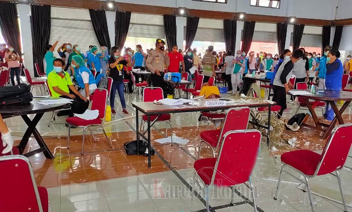Lampu Gantung Berukuran Besar di Gedung Tammuan Mali’ Jatuh, Nyaris Menimpa Petugas dan Peserta Vaksinasi Covid-19