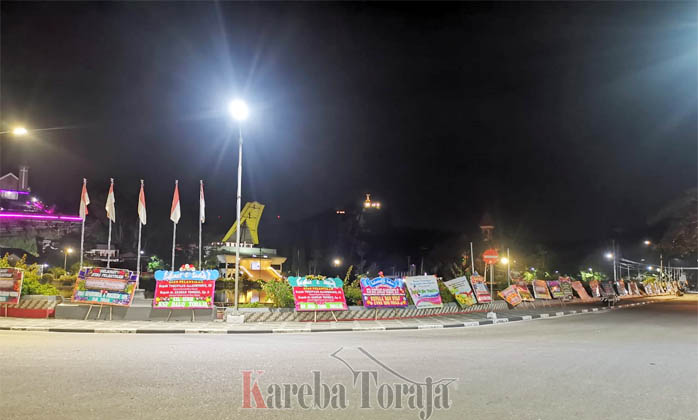 Ratusan Karangan Bunga Sambut Theo-Zadrak di Kolam Makale