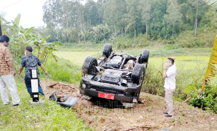 Mobil Rektor IAKN Toraja Alami Kecelakaan Lalu Lintas di Mengkendek