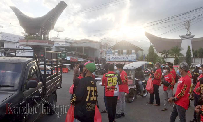 Komunitas New Toratrac Berbagi Takjil Ramadhan di Kandean Dulan Rantepao