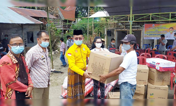 John Mangontan Serahkan Bantuan untuk Korban Kebakaran di Pasar Baru Sangalla’ Usai Sosialisasi Perda