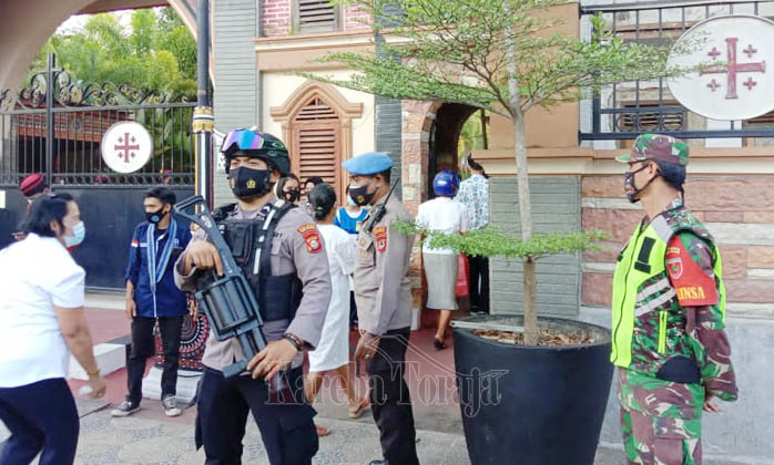 Misa Kamis Putih di Toraja Dijaga Ketat Polisi Bersenjata