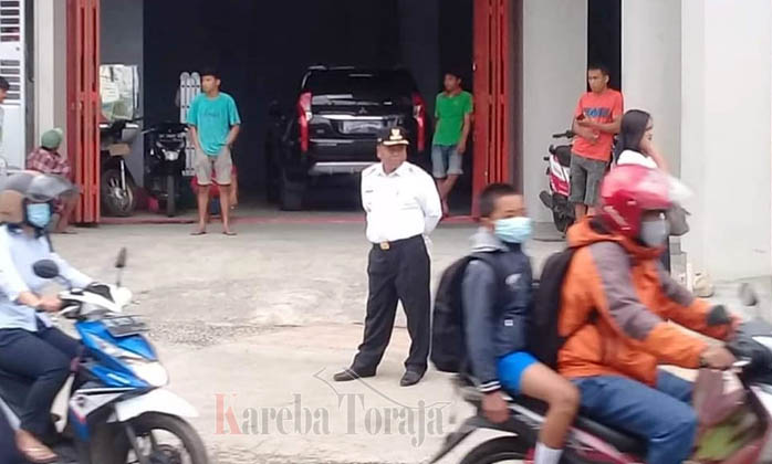 Pagi-pagi, OmBas Sudah Pantau Kemacetan Lalu Lintas di Pasar Pagi Rantepao
