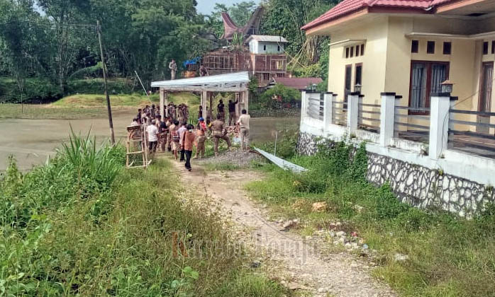 Dibangun di Atas Jalan Umum, Rumah Warga di Ba’tan, Kesu’ Ini Dibongkar Satpol PP