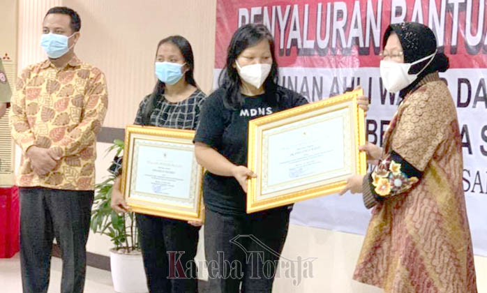 2 Guru Korban Penembakan KKB Papua Dapat Penghargaan dan Satunan dari Menteri Sosial