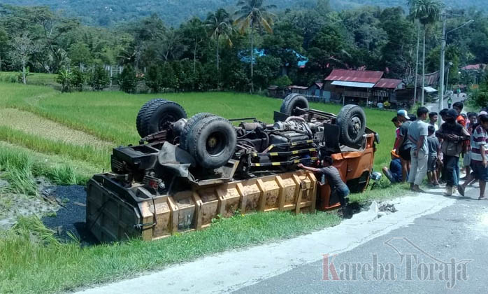 Dump Truck Bermuatan Aspal Panas Terbalik di Malimbong Balepe’