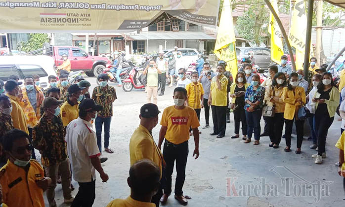Diantar Ketua DPRD, Istri Bupati Tana Toraja Mendaftar Calon Ketua DPD II Golkar