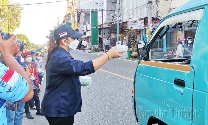 Anggota DPR RI, Eva Rataba bersama Organisasi Lintas Agama Bagi-bagi Takjil Ramadhan di Makale