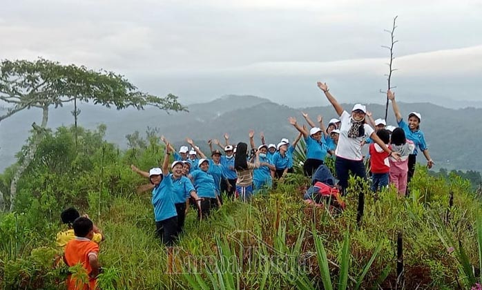 Promosi Wisata, Tim Penggerak PKK Lembang Palipu’ Senam Sajojo di Atas Puncak Gunung Kandora