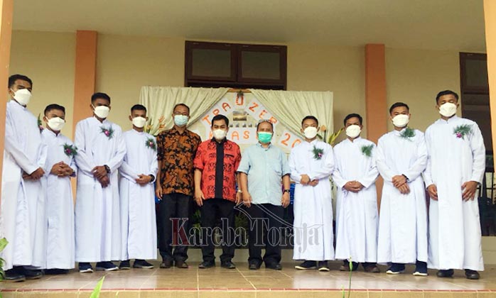 8 Calon Imam Katolik Keuskupan Agung Makassar Terima Jubah di Sangalla’, Tana Toraja