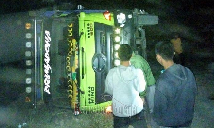 Truk Bermuatan Kayu Bangunan Rumah Terbalik di Mengkendek