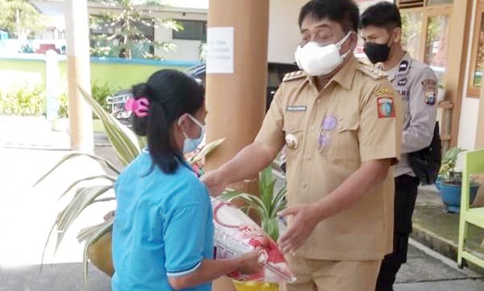 Terapkan PPKM Level 4, Pemkab Tana Toraja Salurkan Bantuan Beras untuk Masyarakat