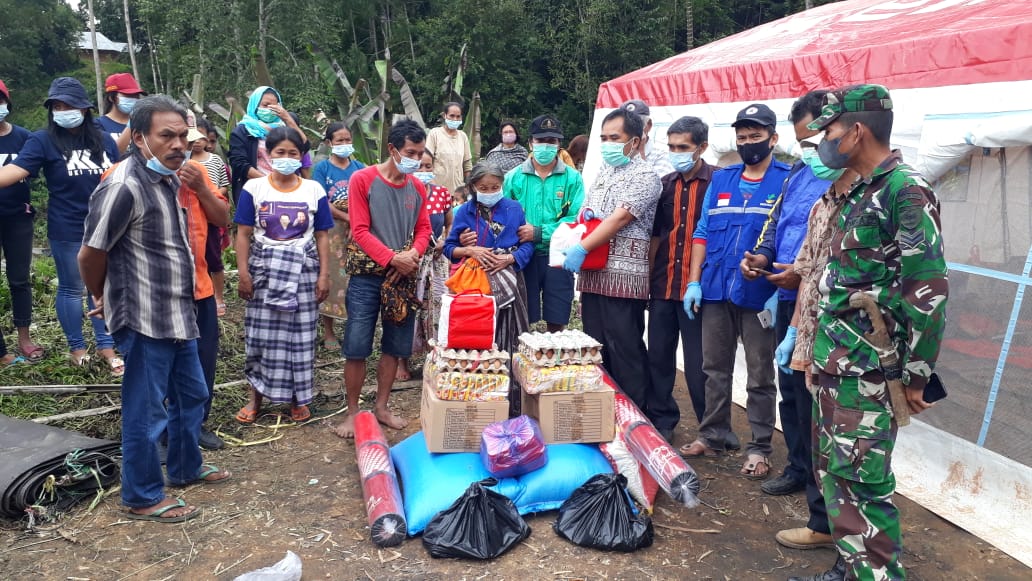 Disos Toraja Utara Bantu Korban Kebakaran 2 Rumah dan 5 Lumbung di Balusu