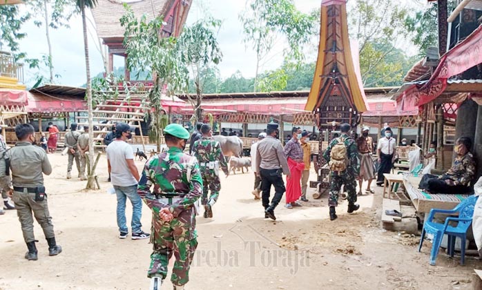 Satgas Covid-19 dan Polisi Hentikan Upacara Rambu Solo’ di Sanggalangi