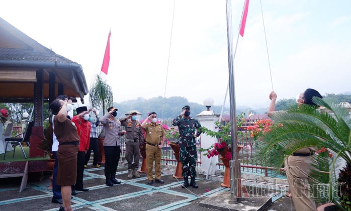 Warga Tana Toraja Diminta Mengibarkan Bendera Merah Putih dan Umbul-umbul Selama Agustus
