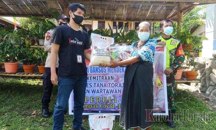 Polres Tana Toraja Gandeng Wartawan Bagikan Sembako untuk Warga Terdampak Covid-19