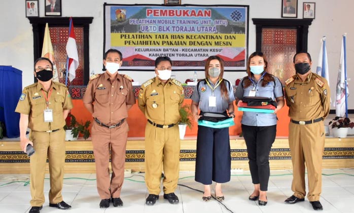 Ciptakan Lapangan Kerja, Disnakertras Gelar Pelatihan Tata Rias dan Menjahit