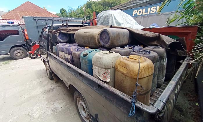 Polisi Sita 2 Truk Bermuatan BBM Jenis Solar di Jalan Masuk Bandara Toraja