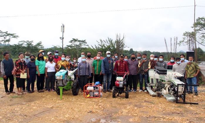 Serahkan Bantuan Alsintan, Bupati: Ini Bukan Milik Pribadi, Tapi Kelompok Tani