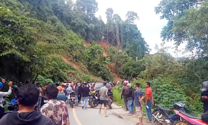 VIDEO: Sempat Tertutup Akibat Longsor, Jalan Poros Toraja-Palopo Sudah Bisa Dilewati, Warga Diminta Tetap Waspada