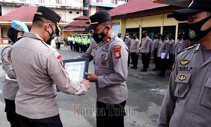 Berhasil Evakuasi Korban Ditimpa Pohon dari Tengah Hutan, Kapolsek Saluputti dan Personilnya Dapat Penghargaan