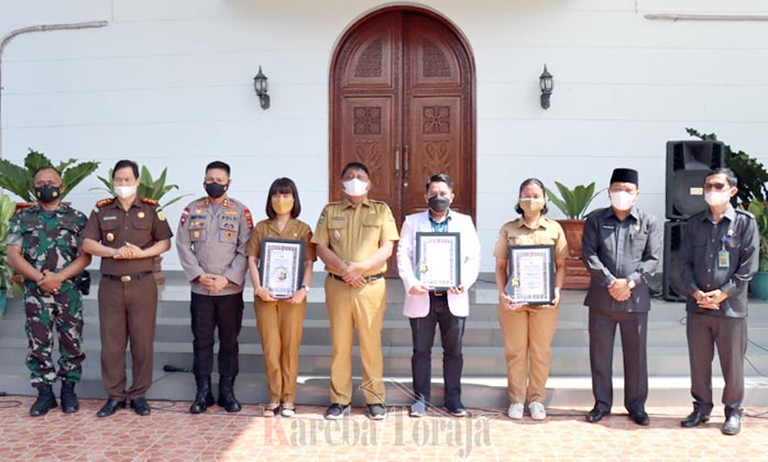 Berperan Besar Menekan Angka Covid-19, Lima Orang di Tana Toraja Terima Penghargaan dari Kapolda Sulsel