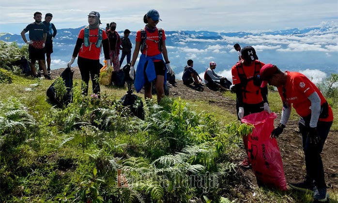 FOTO: Komunitas RunToraja Bersihkan Sampah di Gunung Sesean