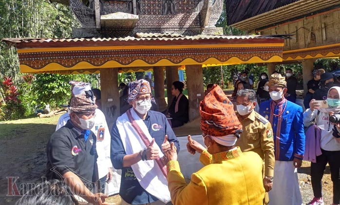 Berkunjung ke Desa Wisata Lembang Nonongan, Sandiaga Uno Diberi Gelar Tandi Pau’