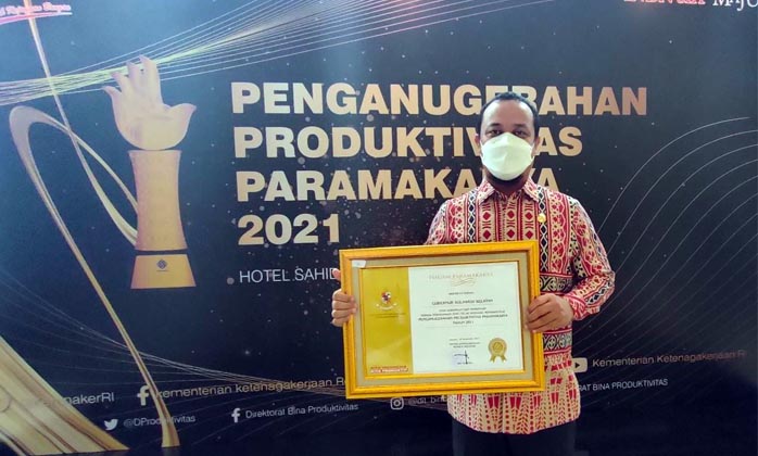 Plt Gubernur Sulsel Perkenalkan Batik Sarita Toraja pada Penganugerahan Produktivitas Paramakarya 2021