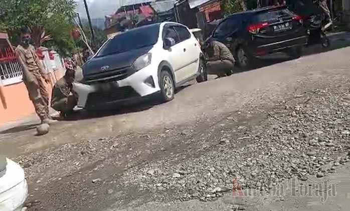 Satpol PP Toraja Utara Mulai Tindaki Kendaraan yang Parkir Lama di Bahu Jalan