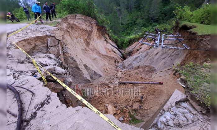 FOTO: Terobos 11 Titik Longsor, Begini Catatan Perjalanan Jurnalis Kareba Toraja Sampai ke Mappak