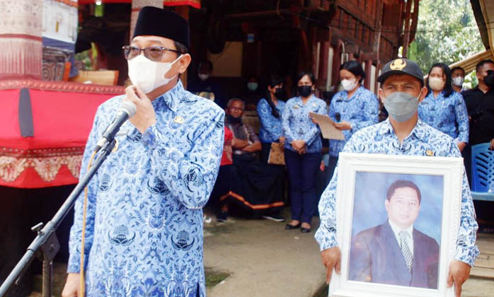 Wabup Toraja Utara Pimpin Upacara Pelepasan Jenazah Almarhum Aris Mantong