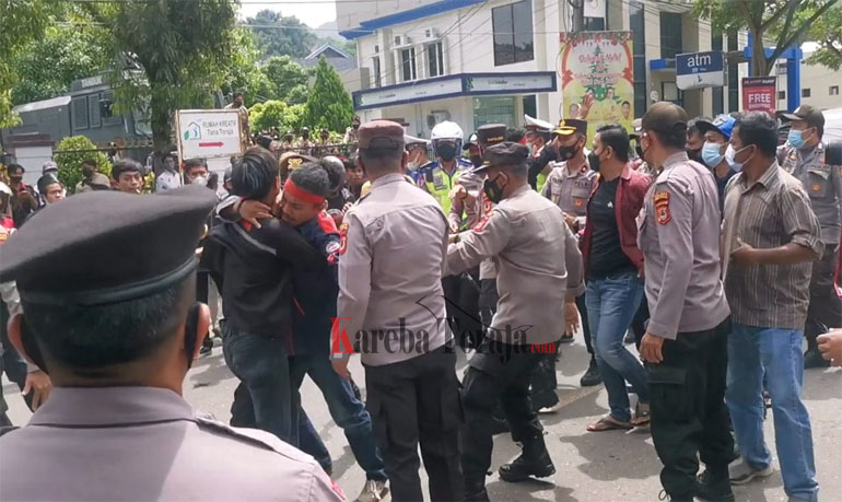 Video : Unjuk Rasa Mengawal Sidang Gugatan Lapangan Gembira Berlangsung Ricuh