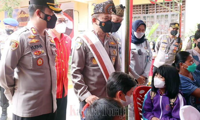 Kabaharkam Polri Tinjau Pelaksanaan Vaksinasi Covid-19 untuk Anak-anak di Toraja Utara