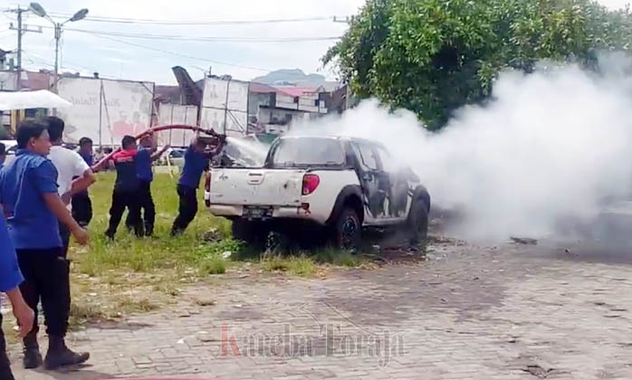 FOTO: Petugas Damkar Padamkan Api yang Membakar Mobil di Art Centre Rantepao