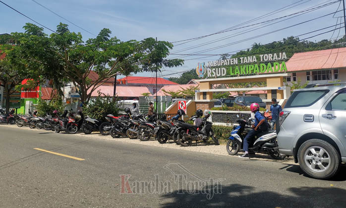 Hindari Tarif Parkir, Kendaraan Menumpuk di Luar Pagar RSUD Lakipadada