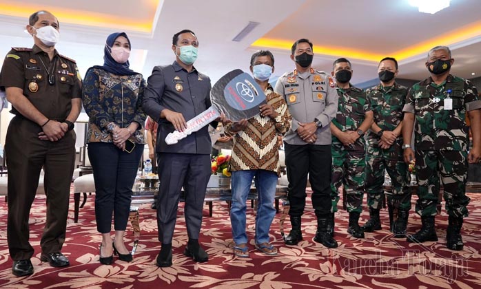 Petani dari Toraja Ini Dapat Hadiah Mobil pada Gebyar Kebut Vaksinasi Sulsel