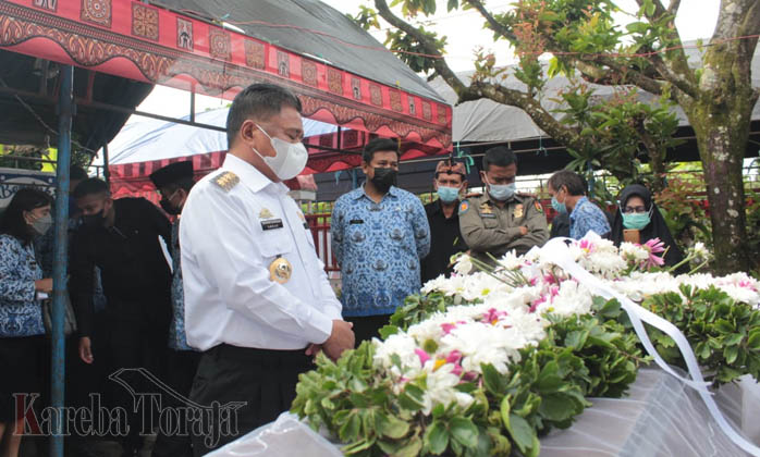 Jenazah Sekda Toraja Utara, Rede Roni Bare, Dimakamkan