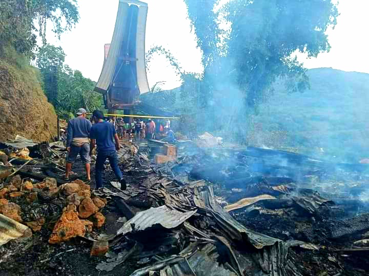 Tongkonan dan Rumah Warga Terbakar di Kapala Pitu, Toraja Utara