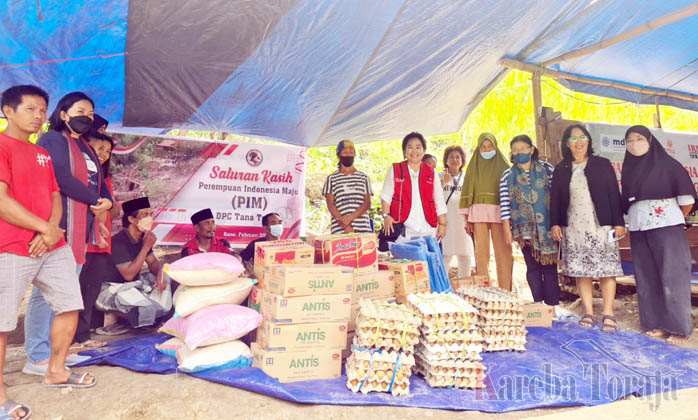 Perempuan Indonesia Maju Bantu Pengungsi di Rano, Tana Toraja