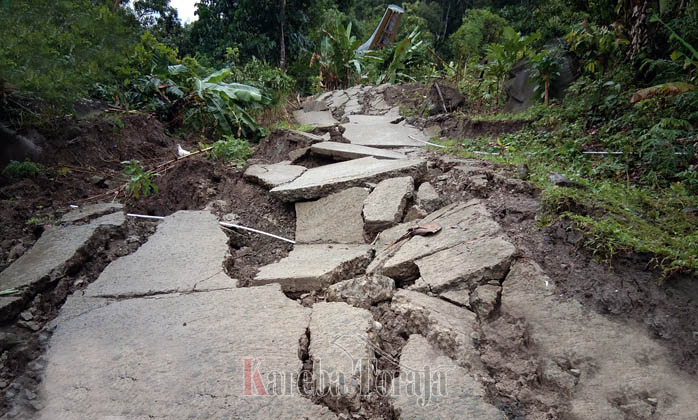 FOTO: Tanah Bergerak, Warga Mengungsi, 7 Rumah Mesti Direlokasi