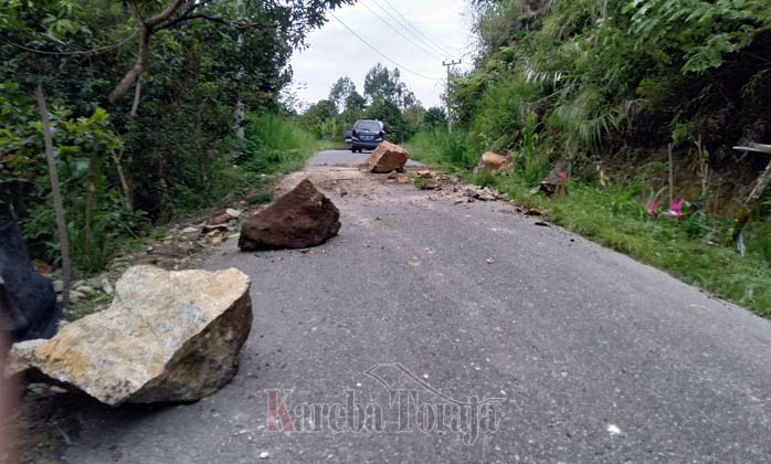 Batu Besar Lepas dari Gunung Timpa Rumah Warga, Seorang Anak Cedera