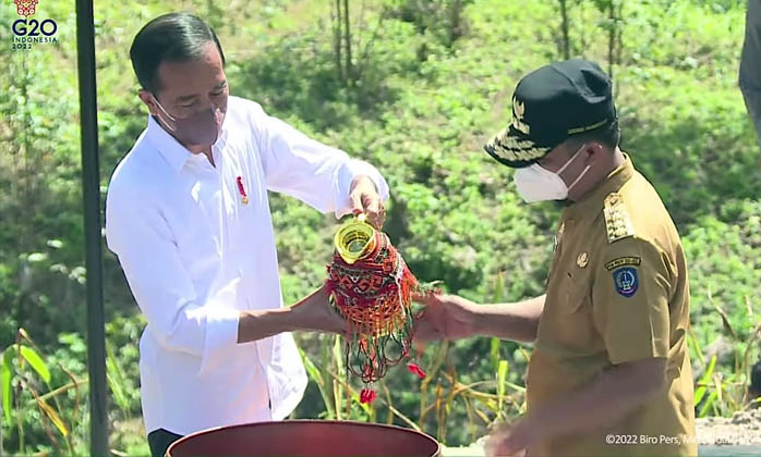 Gubernur Sulsel Bawa Tanah dan Air dengan Wadah yang Dibalut Manik-manik Toraja ke IKN Nusantara
